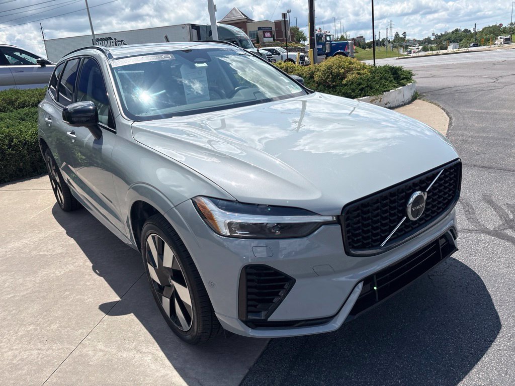 Certified 2025 Volvo XC60 T8 Plus w/ Protection Package Premier AWD/4WD image 4