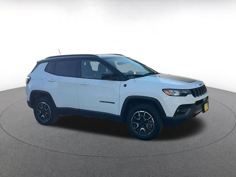 Used 2025 Jeep Compass Trailhawk AWD/4WD image 2