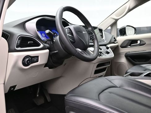 Used 2024 Chrysler Pacifica Touring-L FWD image 18