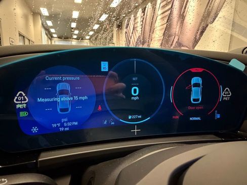 New 2025 Porsche Macan 4S Electric image 28