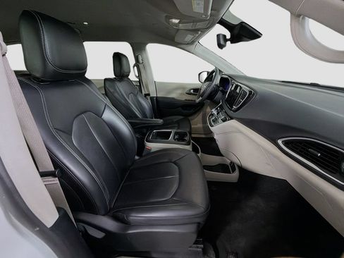 Used 2023 Chrysler Pacifica Touring-L FWD image 30