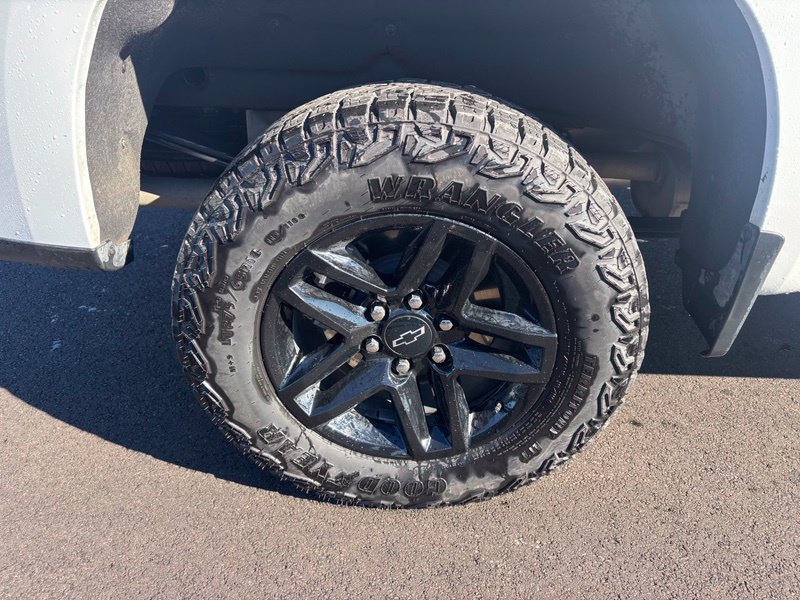 Used 2025 Chevrolet Silverado 1500 Custom Trail Boss AWD/4WD image 14