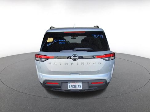 Used 2025 Nissan Pathfinder SV image 8