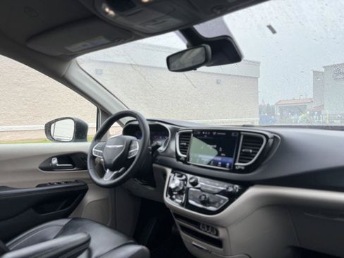 Used 2023 Chrysler Pacifica Touring-L FWD image 21