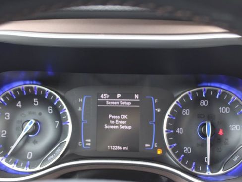 Used 2019 Chrysler Pacifica Touring-L image 37