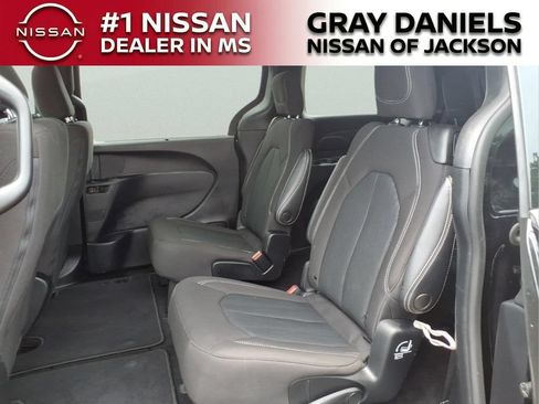 Used 2022 Chrysler Pacifica Touring FWD image 26