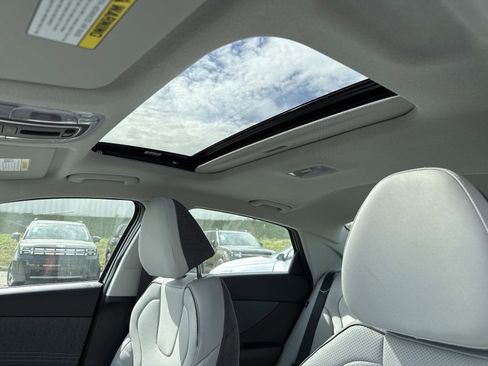 New 2025 Hyundai Elantra Limited image 3