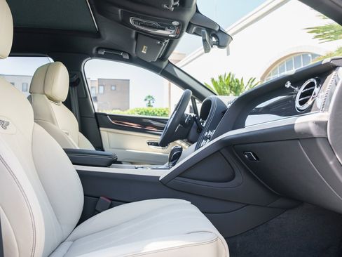 Used 2025 Bentley Bentayga Extended Wheelbase image 26
