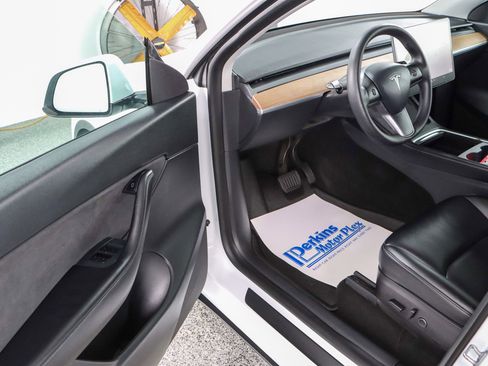 Used 2021 Tesla Model Y Long Range image 3