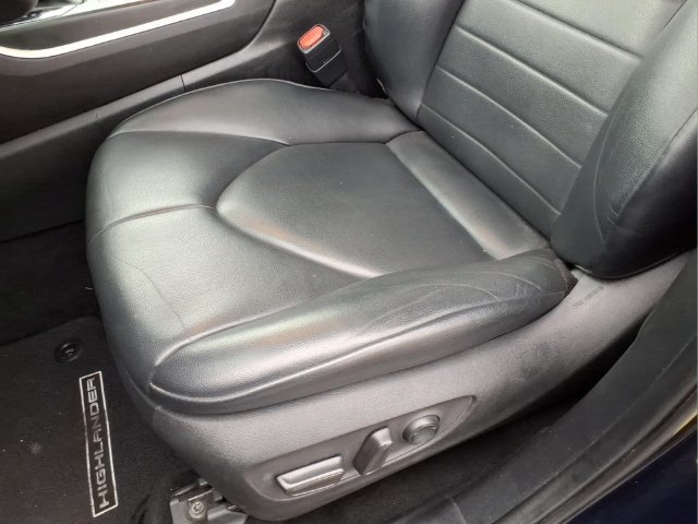 Used 2022 Toyota Highlander XLE FWD image 14
