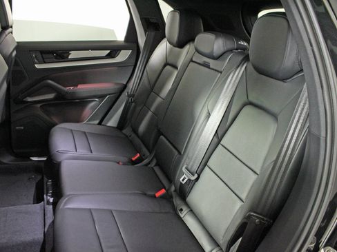 Used 2025 Porsche Cayenne image 32