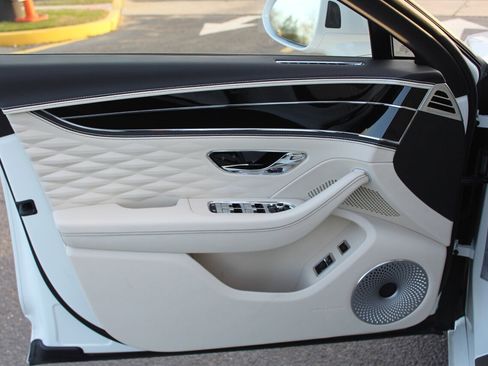 Used 2021 Bentley Flying Spur W12 image 37