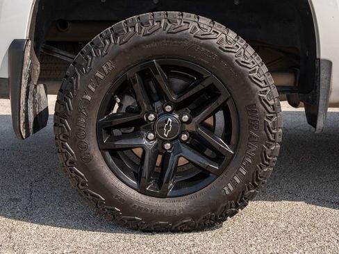 Used 2025 Chevrolet Silverado 1500 Custom Trail Boss w/ LPO, Dark Essentials Package AWD/4WD image 9