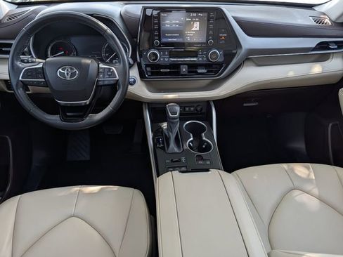 Used 2021 Toyota Highlander XLE AWD/4WD image 11
