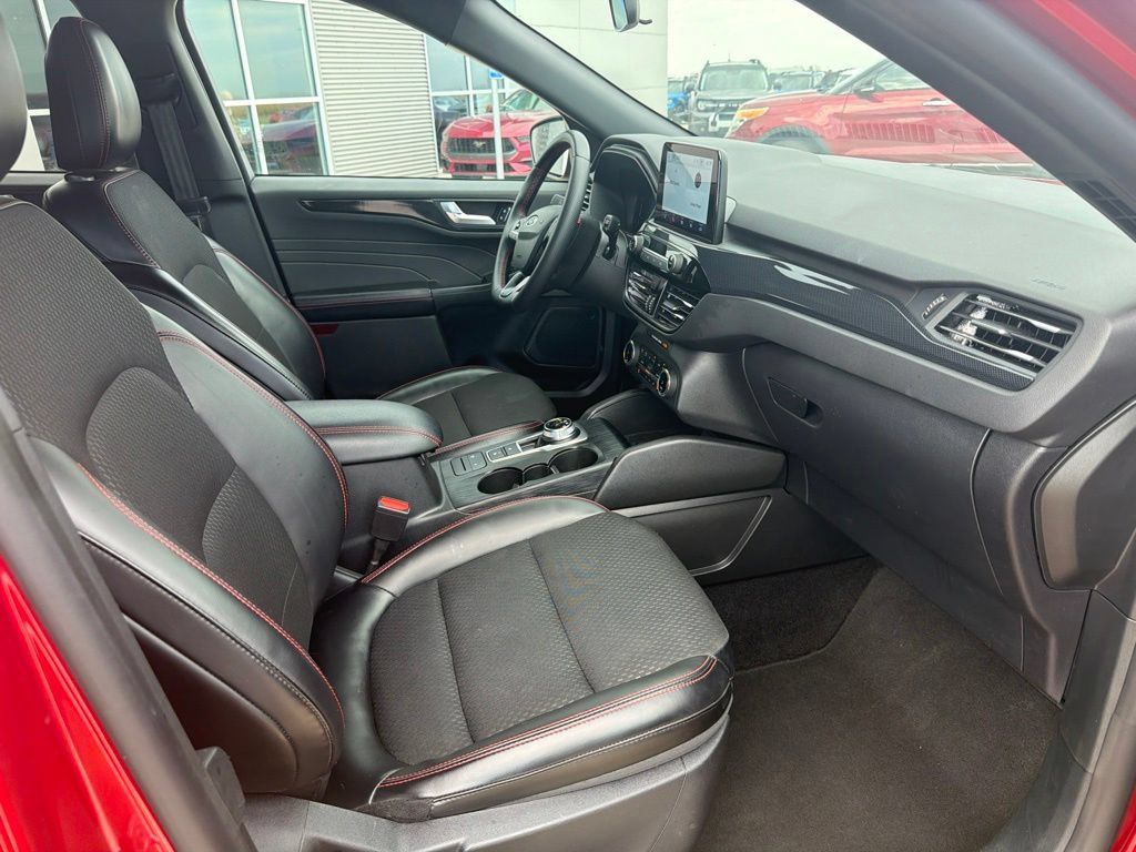 Used 2025 Ford Escape ST-Line Select AWD/4WD image 39