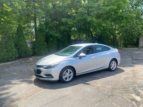 Used 2016 Chevrolet Cruze LT FWD image 1