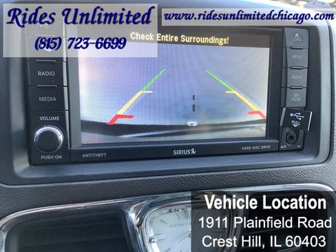Used 2014 Chrysler Town & Country Touring FWD image 10