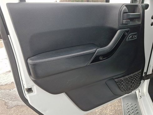 Used 2014 Jeep Wrangler Unlimited Sahara image 12