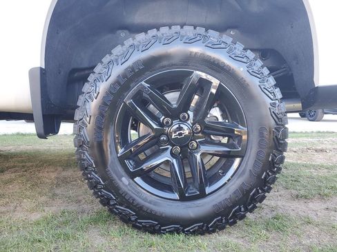 New 2026 Chevrolet Silverado 1500 Custom Trail Boss w/ LPO, Dark Essentials Package image 5