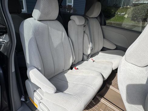 Used 2012 Toyota Sienna LE image 23
