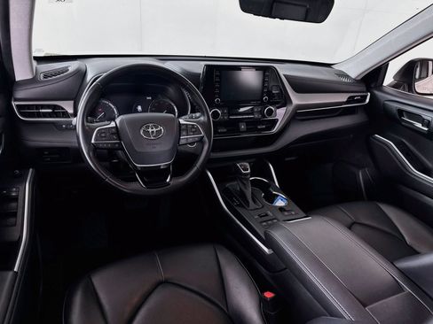 Used 2021 Toyota Highlander XLE AWD/4WD image 19