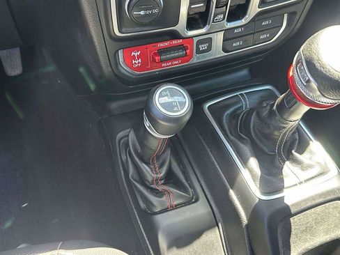 Used 2019 Jeep Wrangler Unlimited Rubicon w/ Dual Top Group AWD/4WD image 29