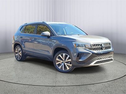 Used 2023 Volkswagen Taos SE w/ Panoramic Sunroof Package