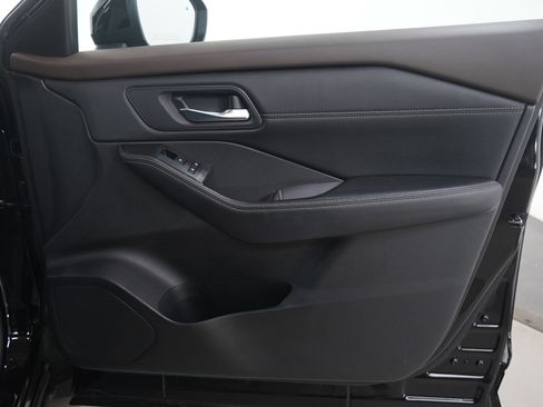 Used 2023 Nissan Rogue SV w/ SV Premium Package image 12