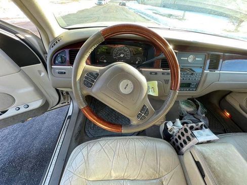 Used 2003 Lincoln Town Car Cartier image 31