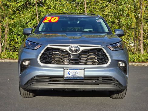 Used 2022 Toyota Highlander XLE image 2