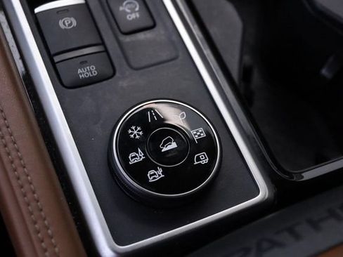 Certified 2025 Nissan Pathfinder Platinum AWD/4WD image 21