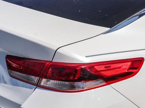 Used 2018 Kia Optima LX FWD image 9