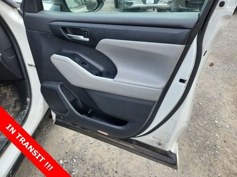 Used 2021 Toyota Highlander XLE image 22