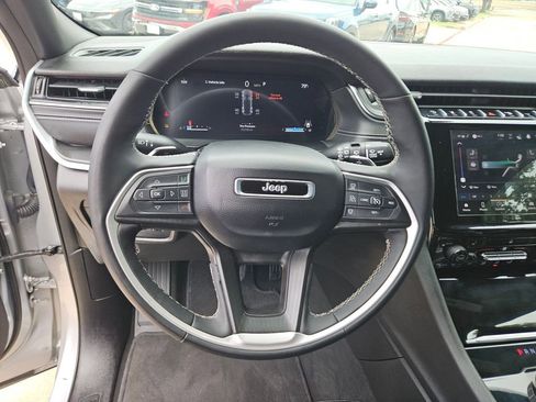 Used 2025 Jeep Grand Cherokee Altitude AWD/4WD image 18