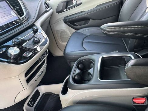 Used 2024 Chrysler Pacifica Select image 18