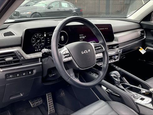 Used 2024 Kia Telluride SX Prestige w/ Towing Package image 16
