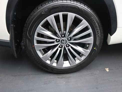 Used 2021 Toyota Highlander Platinum image 10