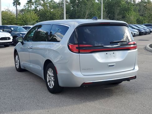 Used 2023 Chrysler Pacifica Touring-L image 6