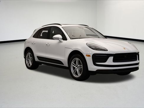 Used 2025 Porsche Macan image 9