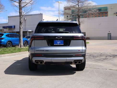 Used 2025 Chevrolet Traverse Z71 image 5