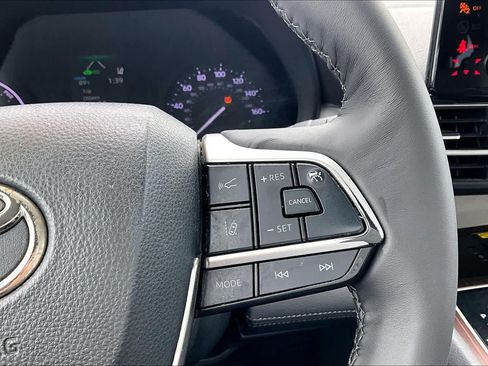 Used 2022 Toyota Sienna XLE w/ XLE Plus Package FWD image 24