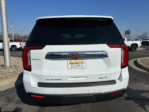 Used 2022 GMC Yukon SLT w/ SLT Premium Package image 4