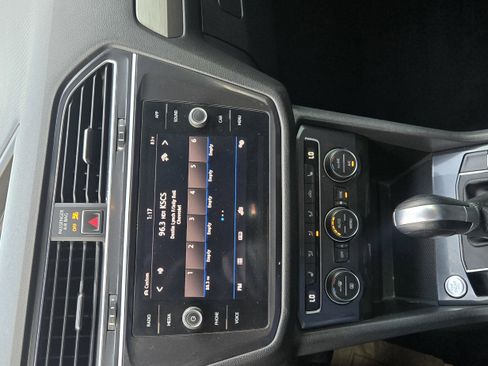 Used 2018 Volkswagen Tiguan SEL image 30