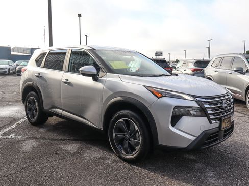 Used 2025 Nissan Rogue SV FWD image 3
