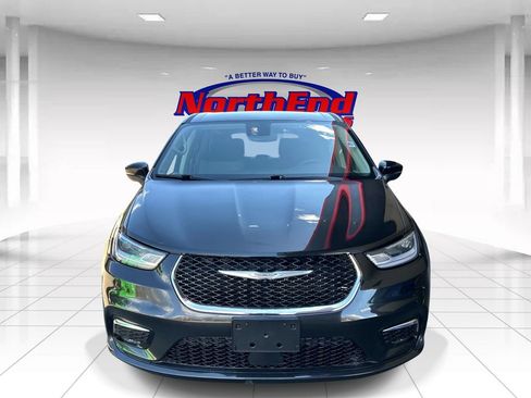 Used 2023 Chrysler Pacifica Touring-L FWD image 9