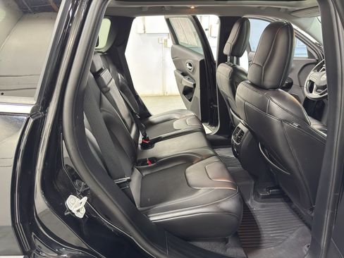 Used 2019 Jeep Cherokee Latitude Plus w/ Comfort/Convenience Group AWD/4WD image 44