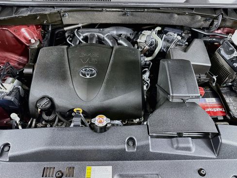 Used 2019 Toyota Highlander XLE AWD/4WD image 18