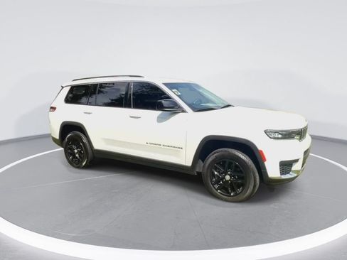 Used 2023 Jeep Grand Cherokee L Laredo RWD image 2