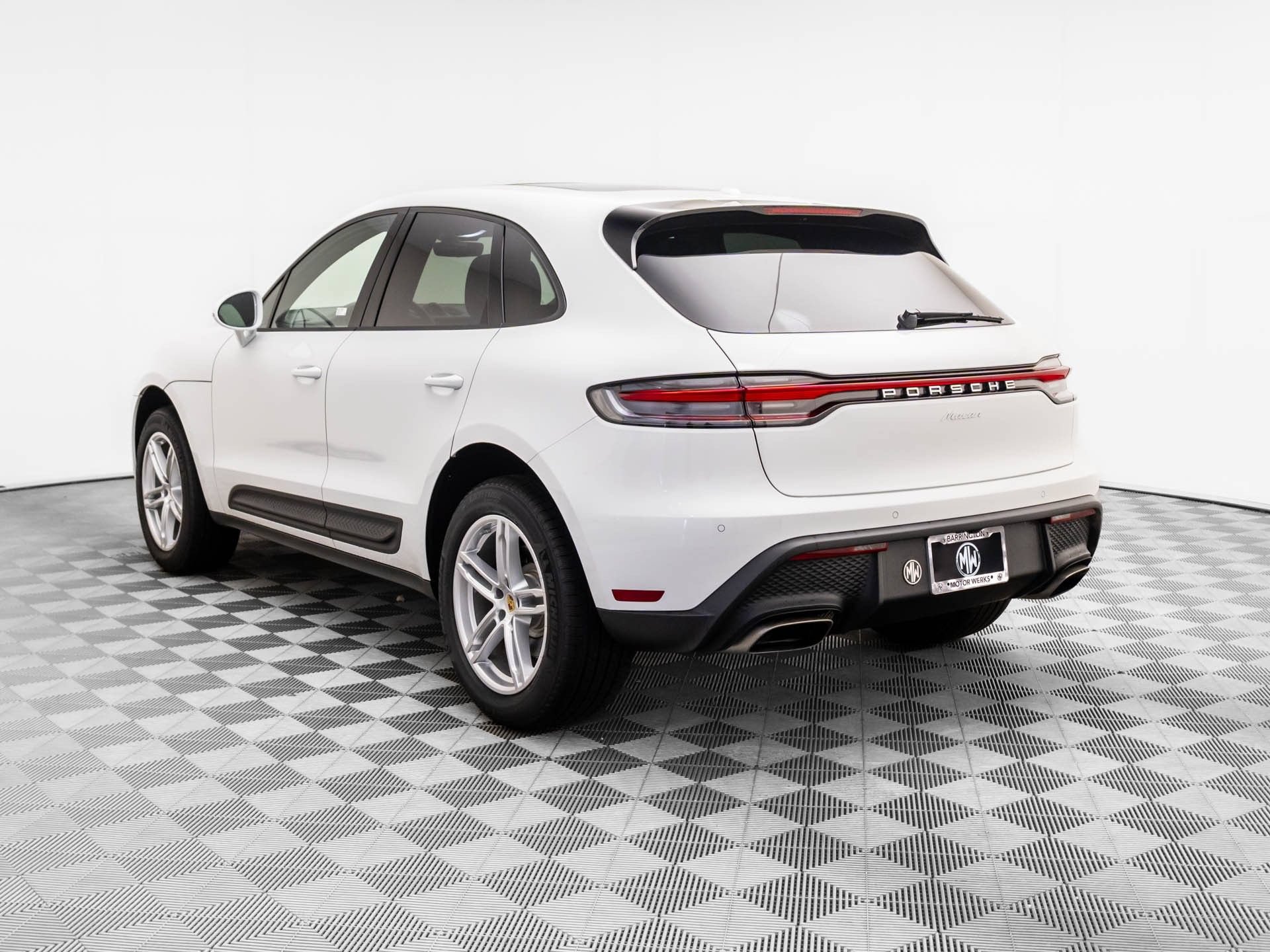 Certified 2026 Porsche Macan AWD/4WD image 3