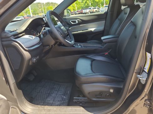 Used 2023 Jeep Compass Latitude w/ Sun and Sound Group AWD/4WD image 19